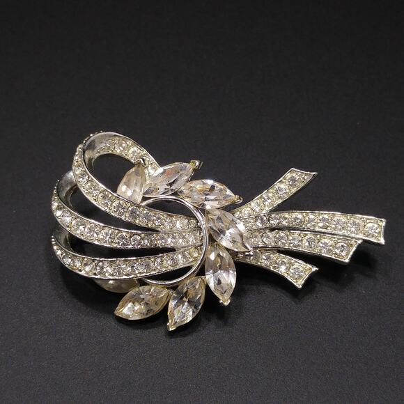 Vintage Lisner Clear Rhinestone Floral Ribbon Brooch, Rhodium Plated, 1960s - Picture 3 of 10